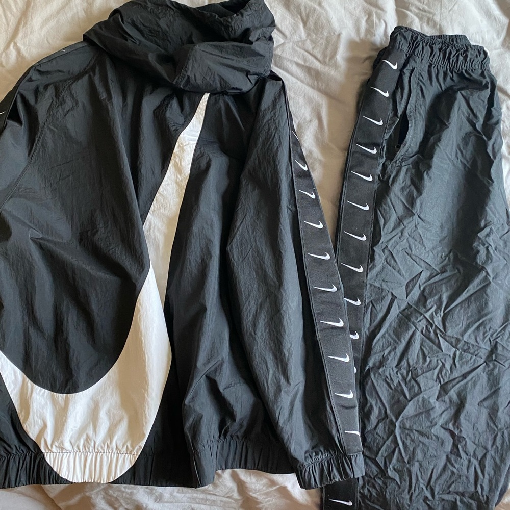 BLACK NIKE TRACK SUIT